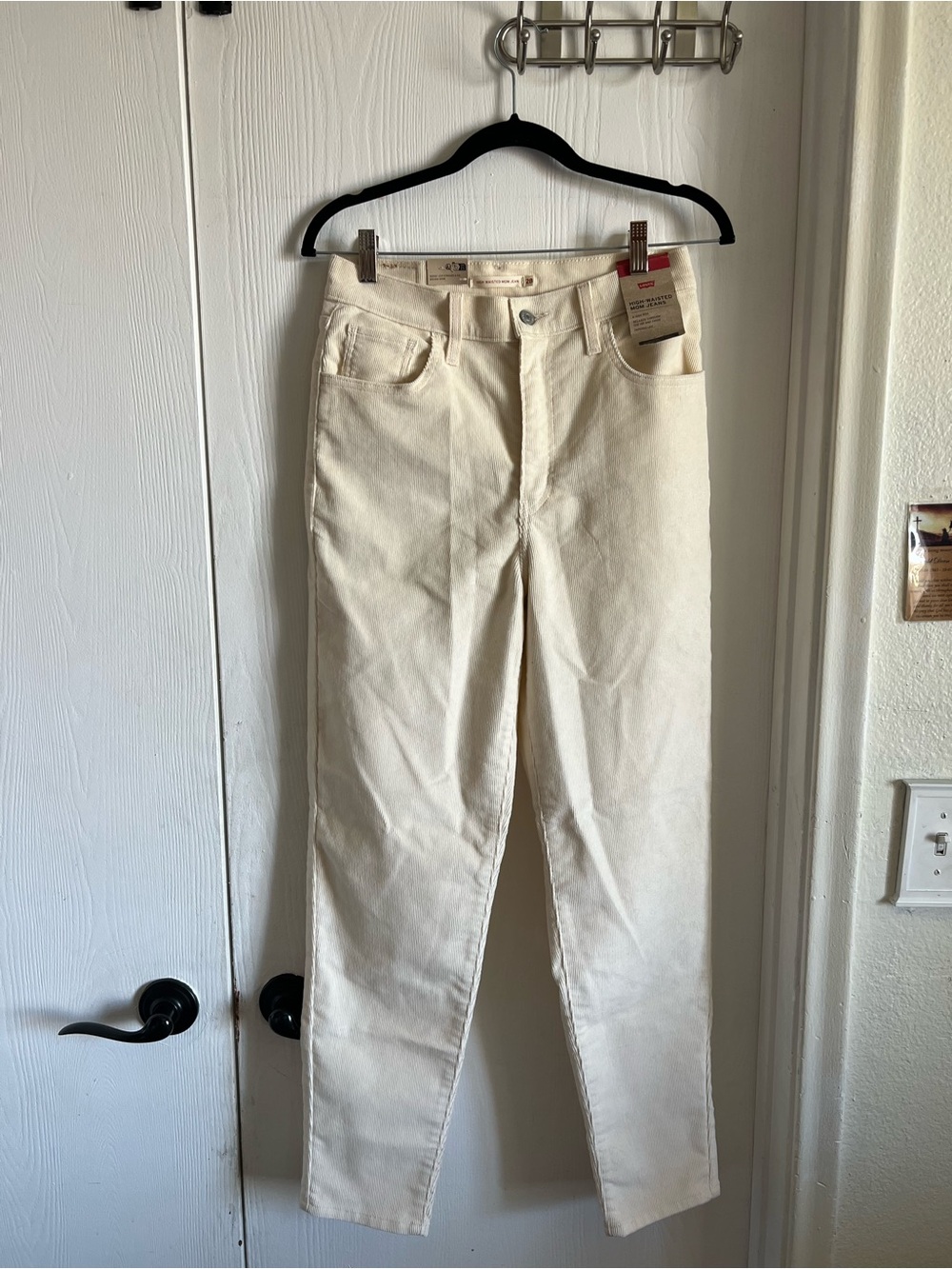 Levi’s High Rise Mom Jean Size 28x29 Cream Corduroy NWT